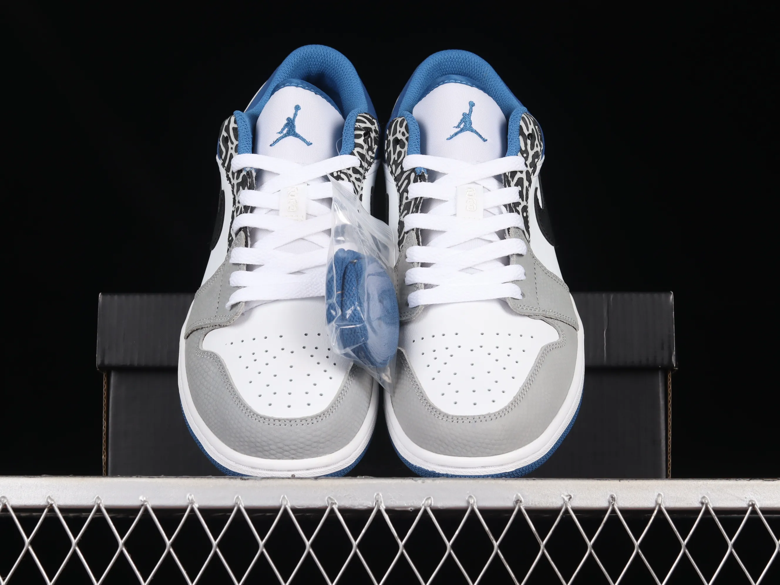 All categories Air Jordan Jordan series basketball shoes Air Jordan 1 Low G version pure original Air Jordan 1 Low "True Blue" AJ1 Joe 1 burst white and blue color low-top basketball shoes DM1199-140